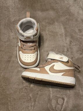 Nike Kids Borough Mid 2 6c